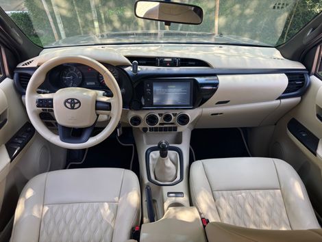 Toyota Hilux CD 4x4 2.8 Diesel Mec.