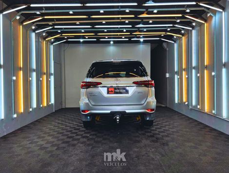 Toyota Hilux SW4 SRX 4x4 2.8 TDI 16V Dies. Aut.