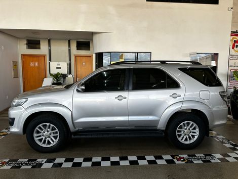 Toyota Hilux SW4 SRV D4-D 4x4 3.0 TDI Dies. Aut