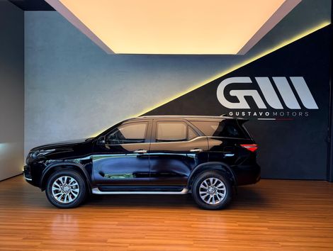 Toyota Hilux SW4 SRX 4x4 2.8 TDI 16V Dies. Aut.