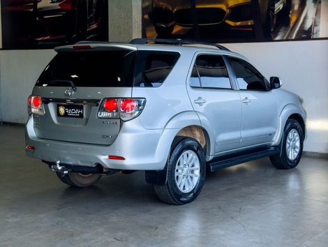 Toyota Hilux SW4 SRV D4-D 4x4 3.0 TDI Dies. Aut