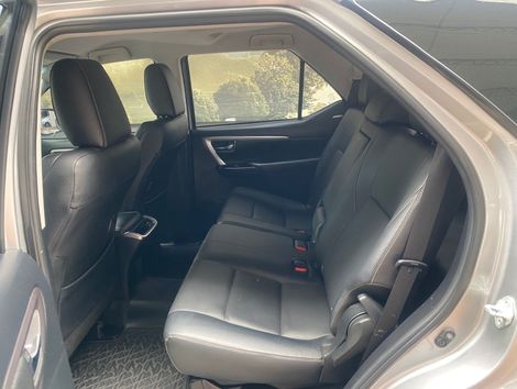 Toyota Hilux SW4 SRX 4x4 2.8 TDI 16V Dies. Aut.