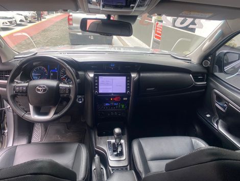 Toyota Hilux SW4 SRX 4x4 2.8 TDI 16V Dies. Aut.