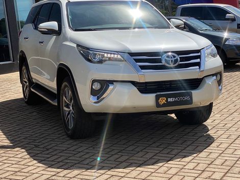 Toyota Hilux SW4 SRX 4x4 2.8 TDI 16V Dies. Aut.