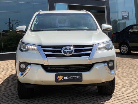 Toyota Hilux SW4 SRX 4x4 2.8 TDI 16V Dies. Aut.