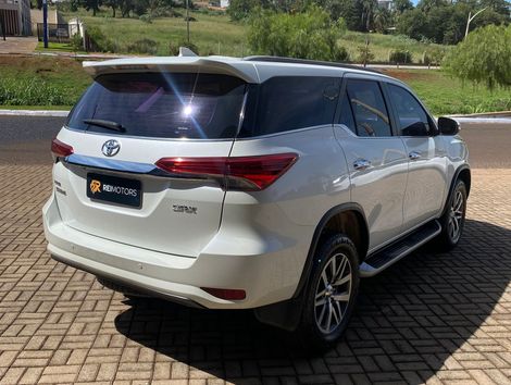 Toyota Hilux SW4 SRX 4x4 2.8 TDI 16V Dies. Aut.