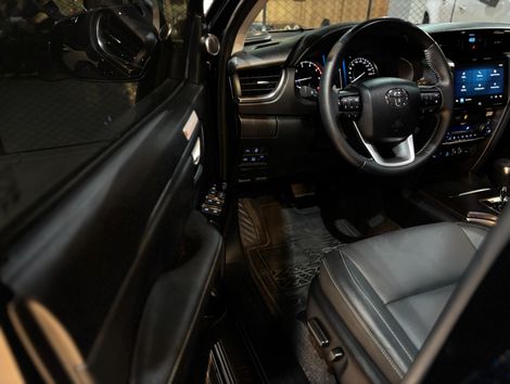 Toyota Hilux SW4 SRX Plat. 4x4 2.8 TB Die. Aut.