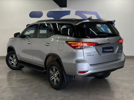 Toyota Hilux SW4 SR 4x2 2.7/ 2.7 Flex 16V Aut.