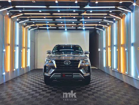 Toyota Hilux SW4 SRX 4x4 2.8 TDI 16V Dies. Aut.