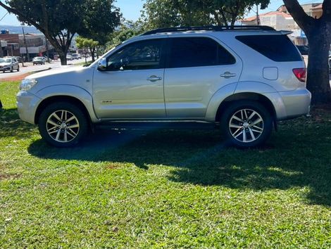 Toyota Hilux SW4 SRV D4-D 4x4 3.0 TDI Dies. Aut