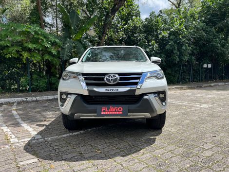 Toyota Hilux SW4 SRX Diamo. 4x4 2.8 TB Die Aut.
