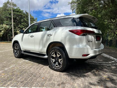 Toyota Hilux SW4 SRX Diamo. 4x4 2.8 TB Die Aut.