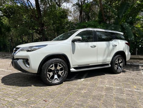 Toyota Hilux SW4 SRX Diamo. 4x4 2.8 TB Die Aut.