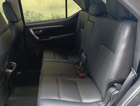 Toyota Hilux SW4 SRX Plat. 4x4 2.8 TB Die. Aut.