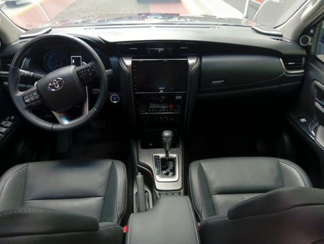 Toyota Hilux SW4 SRX Plat. 4x4 2.8 TB Die. Aut.