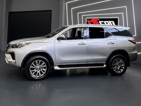 Toyota Hilux SW4 SRX 4x4 2.8 TDI 16V Dies. Aut.