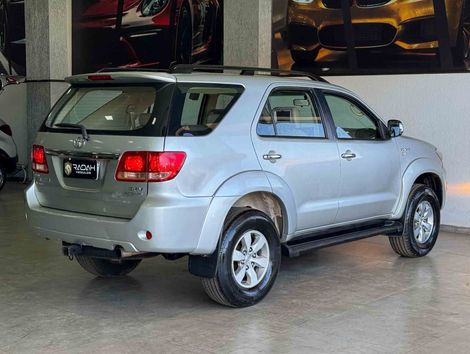 Toyota Hilux SW4 SRV D4-D 4x4 3.0 TDI Dies. Aut