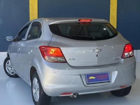 Chevrolet Onix Hatch LT 1.0 8V Flexpower 5P Mec - foto 4