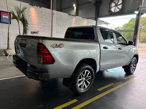 Toyota Hilux CD 4x4 2.8 Diesel Mec.