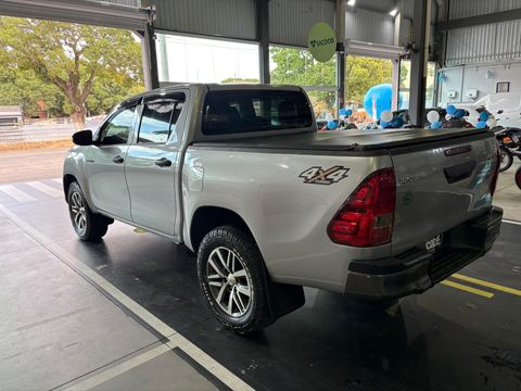 Toyota Hilux CD 4x4 2.8 Diesel Mec.
