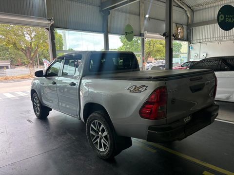 Toyota Hilux CD 4x4 2.8 Diesel Mec.