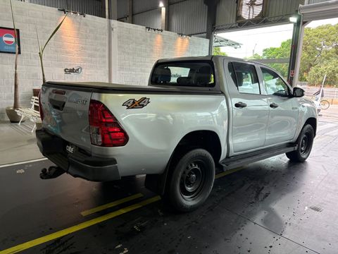 Toyota Hilux CD 4x4 2.8 Diesel Mec.