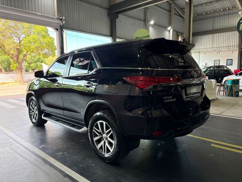 Toyota Hilux SW4 SRX 4x4 2.8 TDI 16V Dies. Aut.