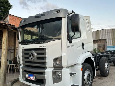 VOLKSWAGEN 24-250 E Constellation 3-Eixos 2p (diese