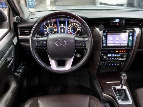Toyota Hilux SW4 SRX 4x4 2.8 TDI 16V Dies. Aut.
