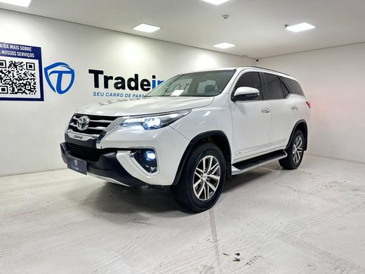 Toyota Hilux SW4 SRX 4x4 2.8 TDI 16V Dies. Aut.