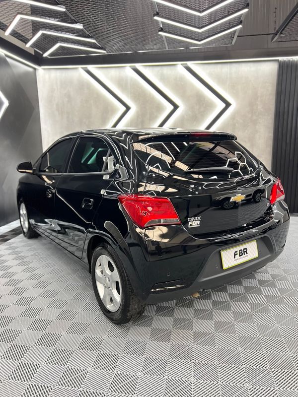 Chevrolet Onix Hatch LT 1.4 8V Flexpower 5P Mec - foto 11