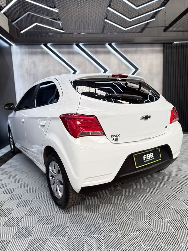 Chevrolet Onix Hatch LT 1.0 8V Flexpower 5P Mec - foto 11