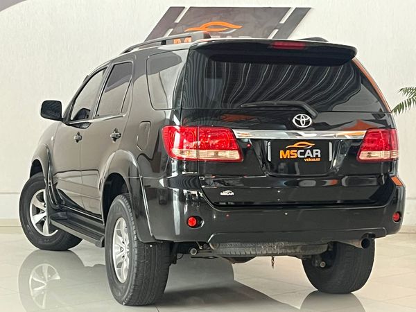 Toyota SW4 Srv D4 D 4X4 3.0 TDI Dies Automático - foto 9