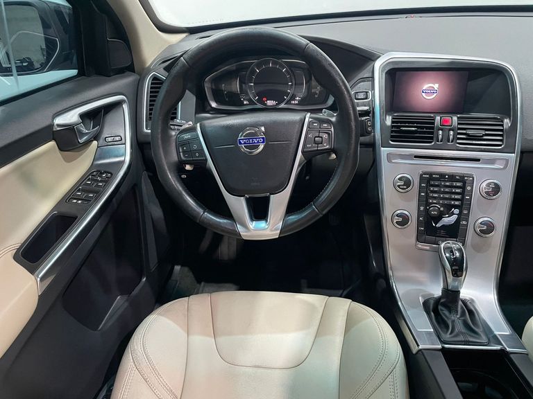 Volvo XC 60 D-5 MOMENTUM 2.4  AWD Diesel  5p