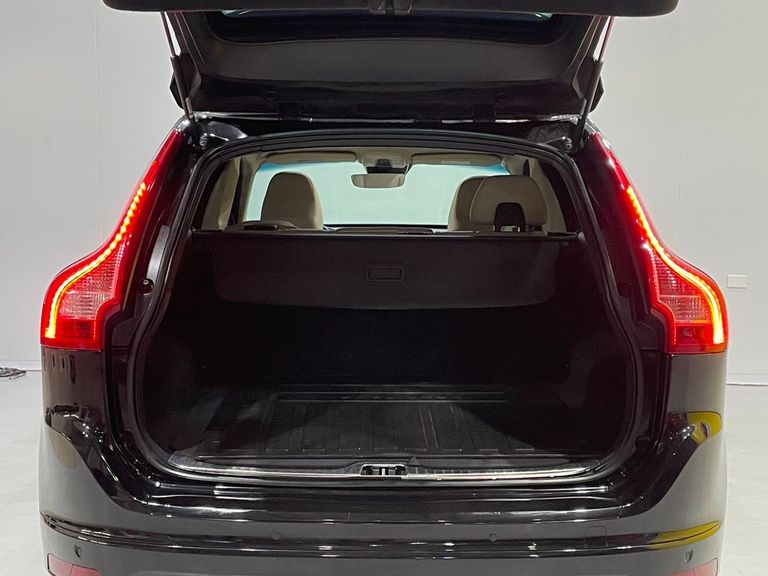 Volvo XC 60 D-5 MOMENTUM 2.4  AWD Diesel  5p