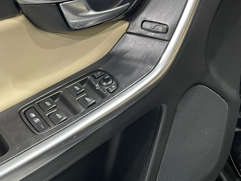 Volvo XC 60 D-5 MOMENTUM 2.4  AWD Diesel  5p
