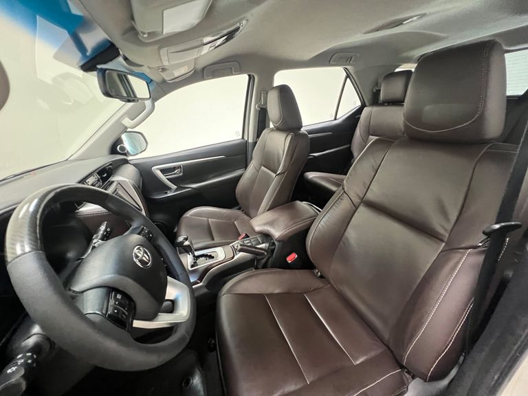 Toyota Hilux SW4 SRX 4x4 2.8 TDI 16V Dies. Aut.