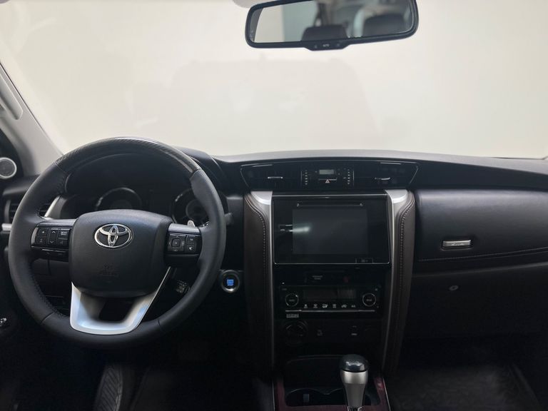 Toyota Hilux SW4 SRX 4x4 2.8 TDI 16V Dies. Aut.