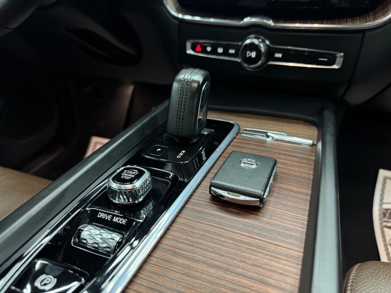 Volvo XC 60 T-8 MOMENTUM 2.0 (Híbrido)