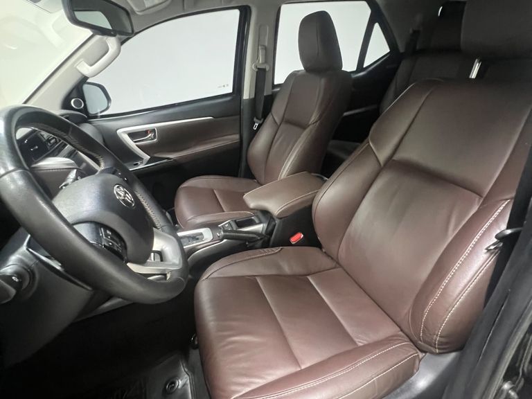 Toyota Hilux SW4 SRX 4x4 2.8 TDI 16V Dies. Aut.