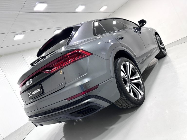 Audi Q8 Perf.Black 3.0 TFSI Quat. S-tr/(Híb.)
