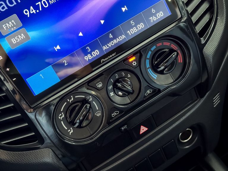 Mitsubishi L200 Tri. Outd. GLX 2.4 CD 4x4 Die. Mec.