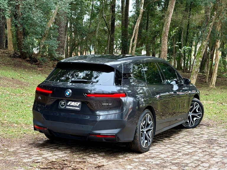 BMW iX XDrive 40 Aut. (Elétrico)