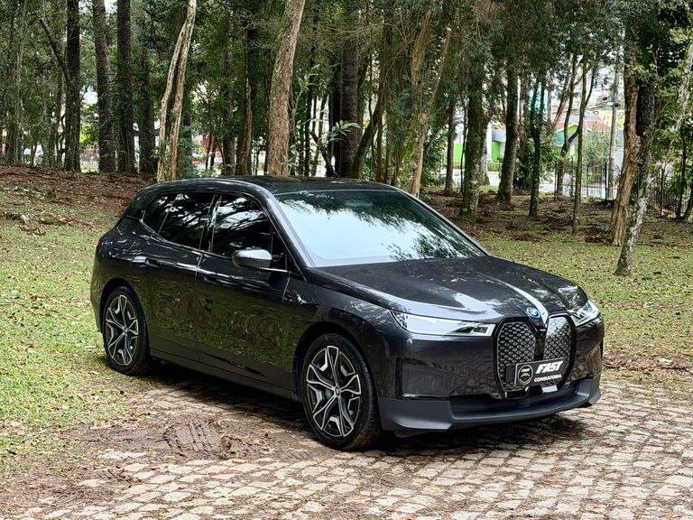 BMW iX XDrive 40 Aut. (Elétrico)