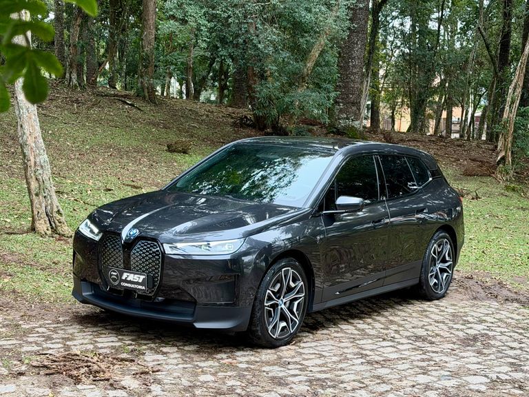 BMW iX XDrive 40 Aut. (Elétrico)