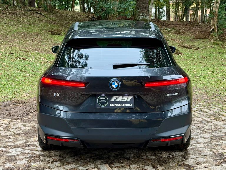 BMW iX XDrive 40 Aut. (Elétrico)