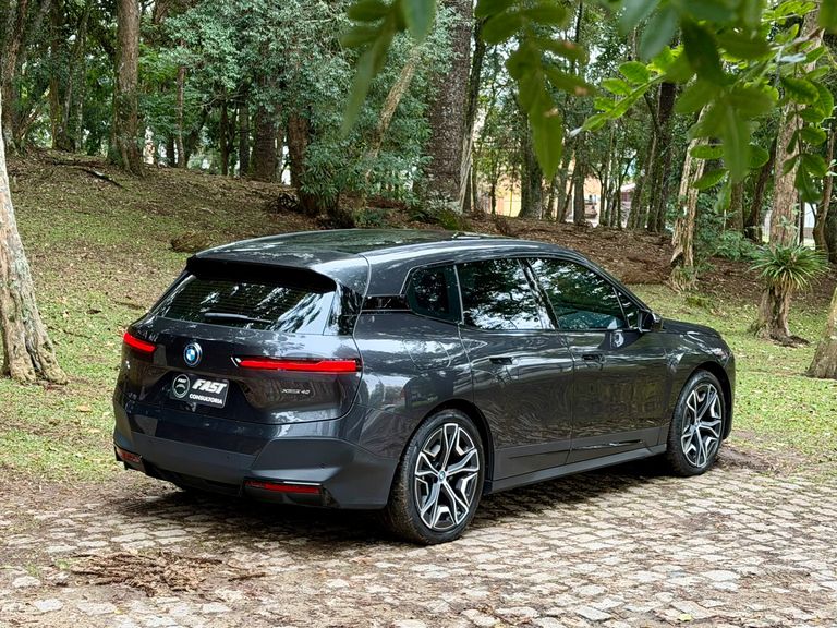 BMW iX XDrive 40 Aut. (Elétrico)
