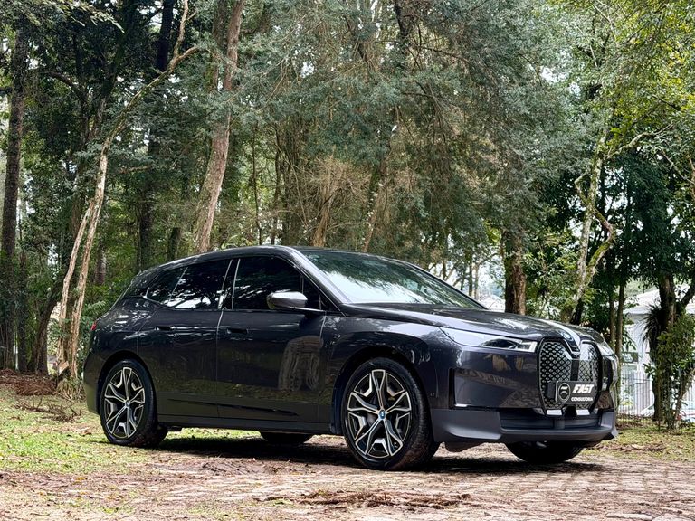 BMW iX XDrive 40 Aut. (Elétrico)