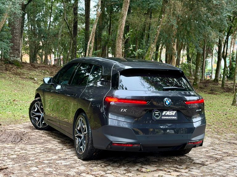 BMW iX XDrive 40 Aut. (Elétrico)