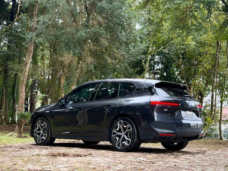 BMW iX XDrive 40 Aut. (Elétrico)